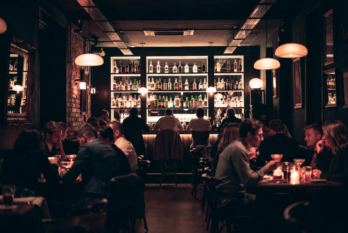 Bars cachés et rooftops exclusifs dans les capitales européennes
